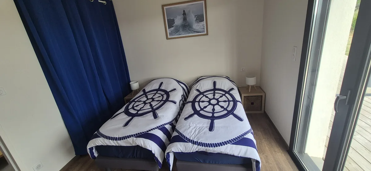 Maison 1 · Vue mer et grande terrasse — Chambre avec deux couchages
