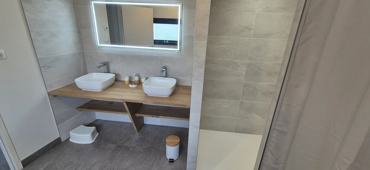 Maison 1 · Vue mer et grande terrasse — Double vasque et douche