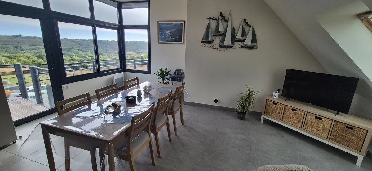 Maison 2 · Vue sur la baie et séjour panoramique — Salle à manger avec vue