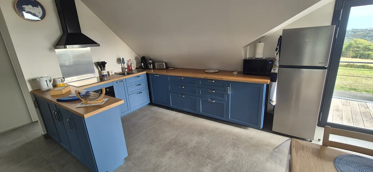 Maison 2 · Vue sur la baie et séjour panoramique — Cuisine équipée