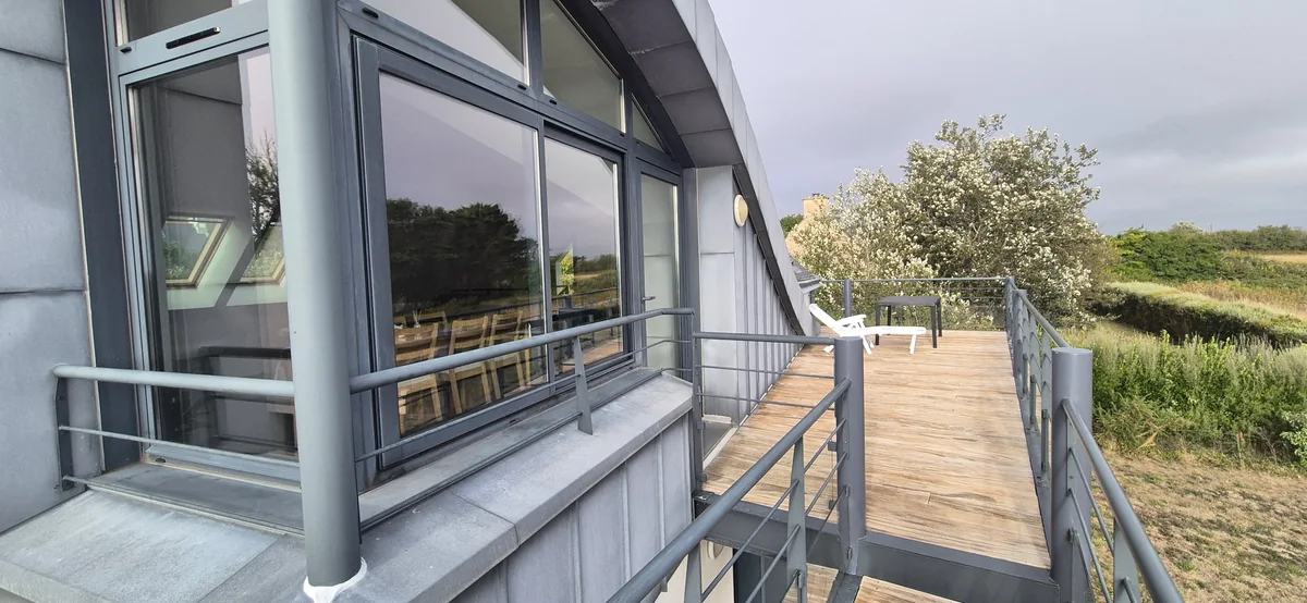 Maison 2 · Vue sur la baie et séjour panoramique — Terrasse et façade
