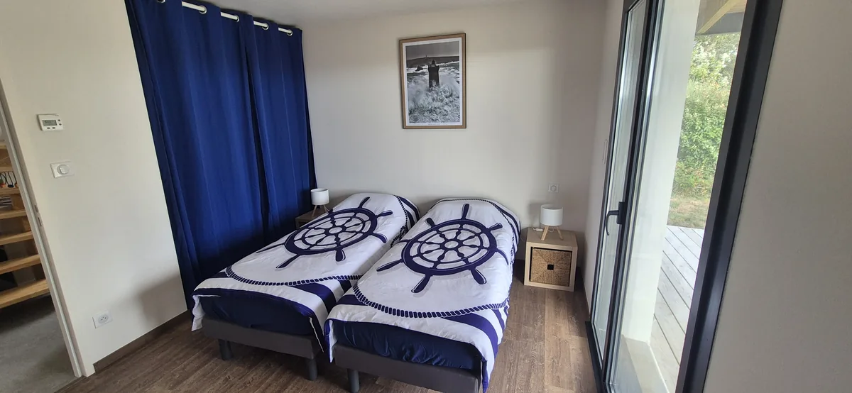 Maison 2 · Vue sur la baie et séjour panoramique — Chambre avec deux couchages