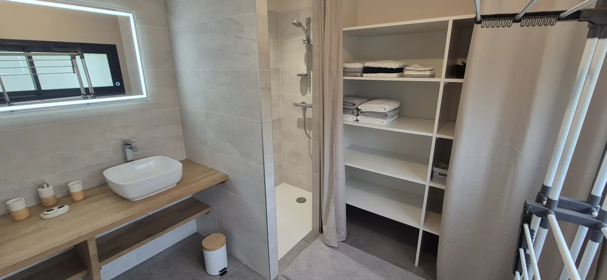 Maison 2 · Vue sur la baie et séjour panoramique — Salle de bain