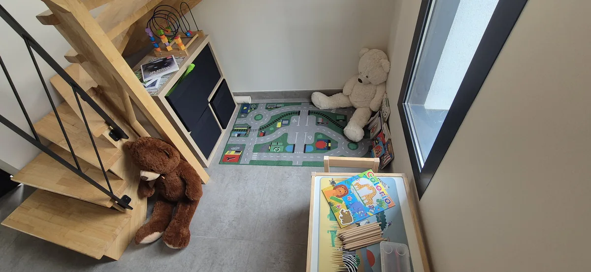 Maison 2 · Vue sur la baie et séjour panoramique — Espace jeux familial